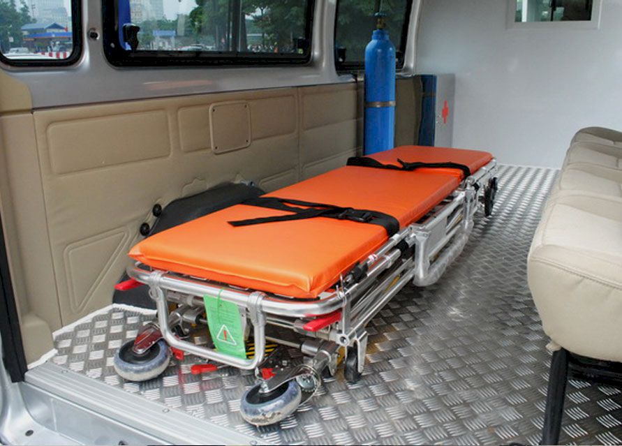 Thiết bị y tế tiêu chuẩn Xe ô tô cứu thương Ford Transit sản xuất trong nước