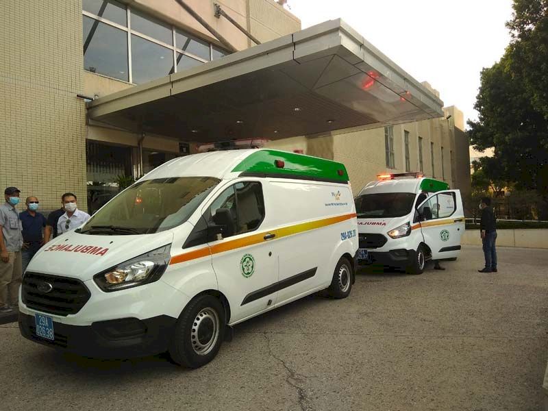 Bàn giao xe ô tô cứu thương cho Bệnh viện Bạch Mai